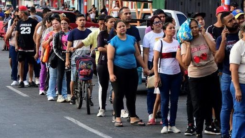 People queue at a store to get groceries in Caracas on January 3, 2026, after US forces captured Venezuelan leader Nicolas Maduro. President Donald Trump said on January 3, 2026, that US forces had captured Venezuela's leader Nicolas Maduro after bombing the capital Caracas and other cities in a dramatic climax to a months-long standoff between Trump and his Venezuelan arch-foe. (Photo by Jacinto OLIVEROS / AFP)
