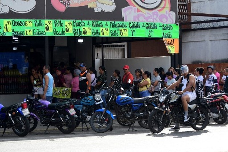 People queue at a store to get groceries in Caracas on January 3, 2026, after US forces captured Venezuelan leader Nicolas Maduro. President Donald Trump said on January 3, 2026, that US forces had captured Venezuela's leader Nicolas Maduro after bombing the capital Caracas and other cities in a dramatic climax to a months-long standoff between Trump and his Venezuelan arch-foe. (Photo by Jacinto OLIVEROS / AFP)