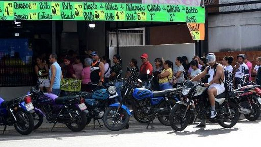 People queue at a store to get groceries in Caracas on January 3, 2026, after US forces captured Venezuelan leader Nicolas Maduro. President Donald Trump said on January 3, 2026, that US forces had captured Venezuela's leader Nicolas Maduro after bombing the capital Caracas and other cities in a dramatic climax to a months-long standoff between Trump and his Venezuelan arch-foe. (Photo by Jacinto OLIVEROS / AFP)