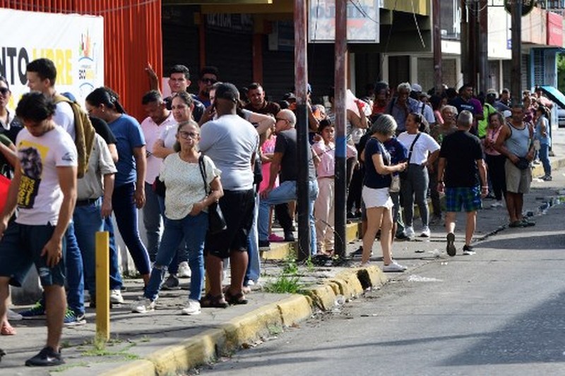 People queue at a store to get groceries in Caracas on January 3, 2026, after US forces captured Venezuelan leader Nicolas Maduro. President Donald Trump said on January 3, 2026, that US forces had captured Venezuela's leader Nicolas Maduro after bombing the capital Caracas and other cities in a dramatic climax to a months-long standoff between Trump and his Venezuelan arch-foe. (Photo by Jacinto OLIVEROS / AFP)