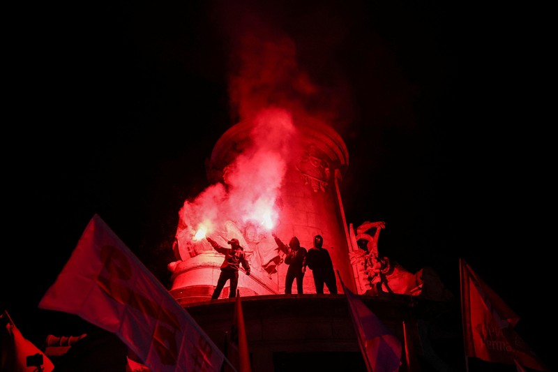 Aksi rdemonstrasi menentang tindakan AS di Venezuela, setelah Presiden AS Donald Trump mengatakan AS telah menyerang Venezuela dan menangkap Presiden Nicolas Maduro, di Paris, Prancis, Minggu (4/1/2026). (REUTERS/Abdul Saboor)