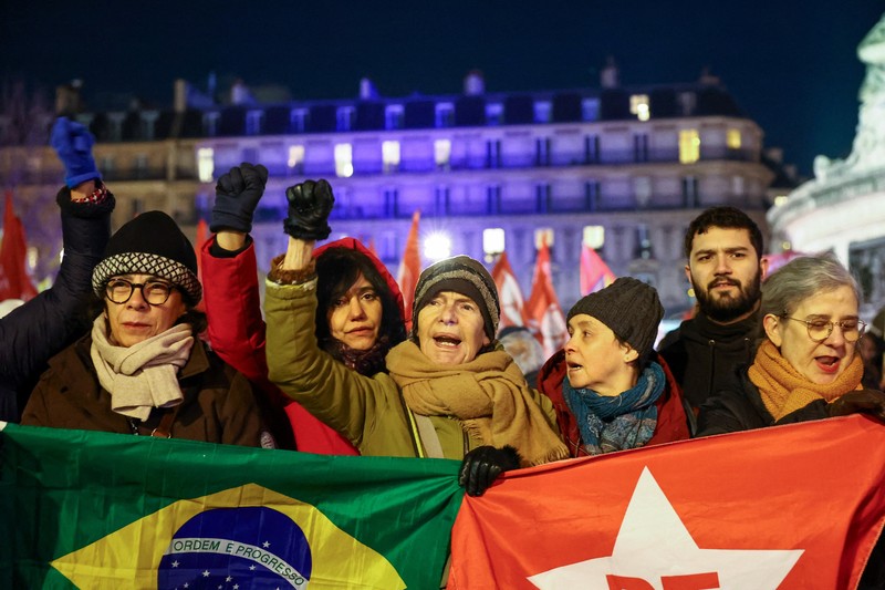 Aksi rdemonstrasi menentang tindakan AS di Venezuela, setelah Presiden AS Donald Trump mengatakan AS telah menyerang Venezuela dan menangkap Presiden Nicolas Maduro, di Paris, Prancis, Minggu (4/1/2026). (REUTERS/Abdul Saboor)