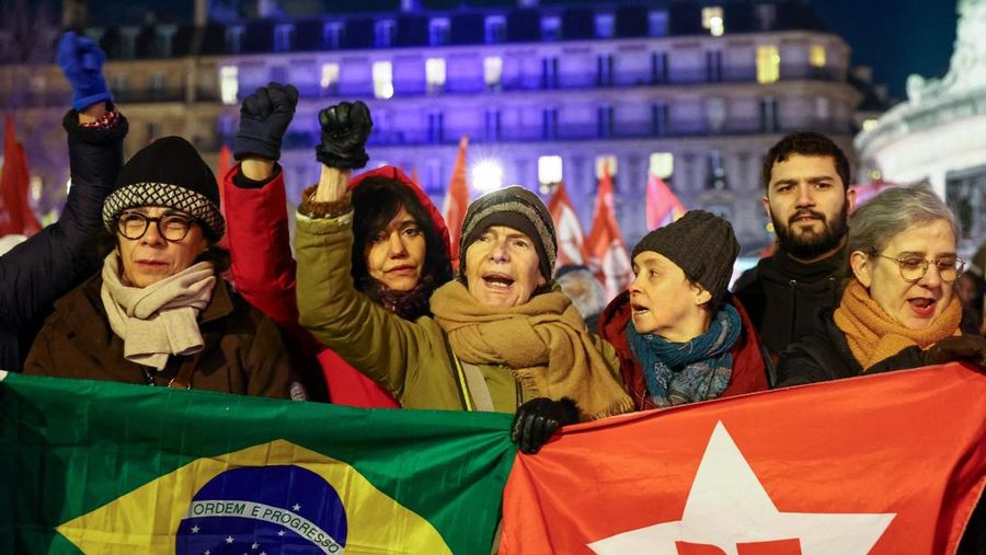 Aksi rdemonstrasi menentang tindakan AS di Venezuela, setelah Presiden AS Donald Trump mengatakan AS telah menyerang Venezuela dan menangkap Presiden Nicolas Maduro, di Paris, Prancis, Minggu (4/1/2026). (REUTERS/Abdul Saboor)