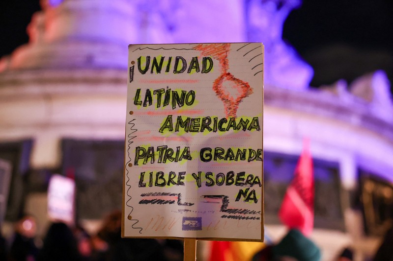 Aksi rdemonstrasi menentang tindakan AS di Venezuela, setelah Presiden AS Donald Trump mengatakan AS telah menyerang Venezuela dan menangkap Presiden Nicolas Maduro, di Paris, Prancis, Minggu (4/1/2026). (REUTERS/Abdul Saboor)