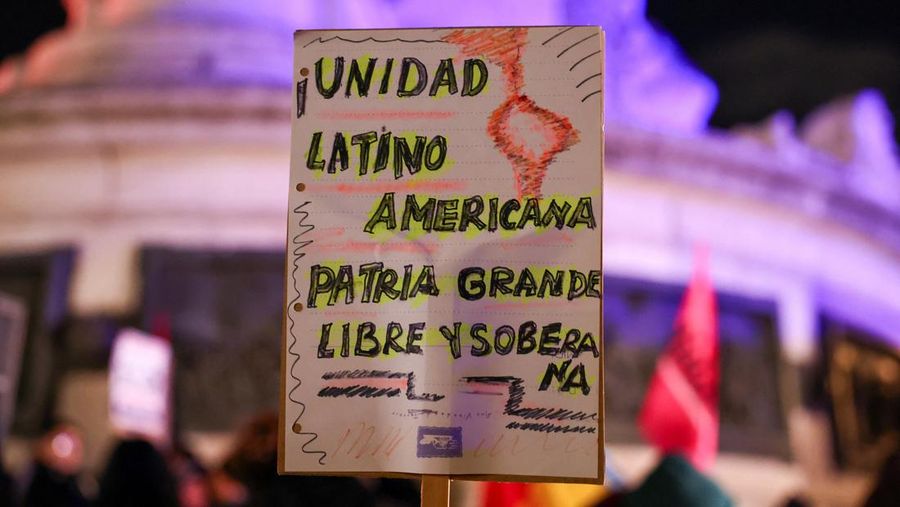 Aksi rdemonstrasi menentang tindakan AS di Venezuela, setelah Presiden AS Donald Trump mengatakan AS telah menyerang Venezuela dan menangkap Presiden Nicolas Maduro, di Paris, Prancis, Minggu (4/1/2026). (REUTERS/Abdul Saboor)