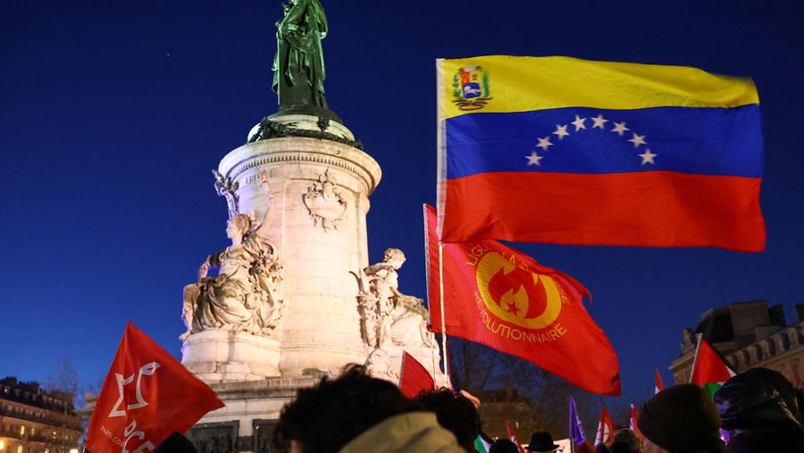 Aksi rdemonstrasi menentang tindakan AS di Venezuela, setelah Presiden AS Donald Trump mengatakan AS telah menyerang Venezuela dan menangkap Presiden Nicolas Maduro, di Paris, Prancis, Minggu (4/1/2026). (REUTERS/Abdul Saboor)