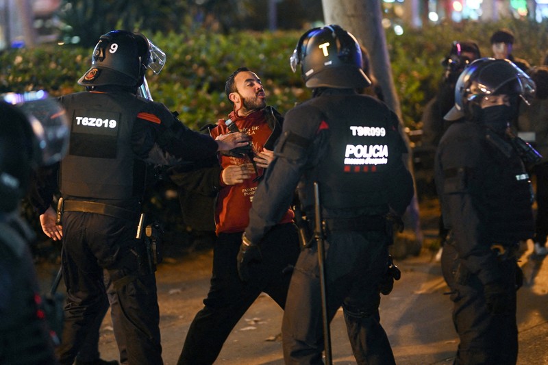 Aksi rdemonstrasi menentang tindakan AS di Venezuela, setelah Presiden AS Donald Trump mengatakan AS telah menyerang Venezuela dan menangkap Presiden Nicolas Maduro, di Paris, Prancis, Minggu (4/1/2026). (REUTERS/Abdul Saboor)