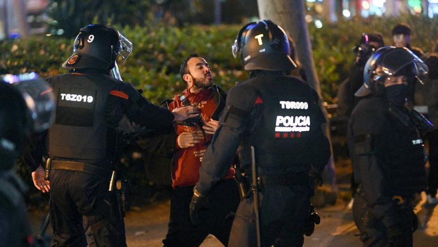 Aksi rdemonstrasi menentang tindakan AS di Venezuela, setelah Presiden AS Donald Trump mengatakan AS telah menyerang Venezuela dan menangkap Presiden Nicolas Maduro, di Paris, Prancis, Minggu (4/1/2026). (REUTERS/Abdul Saboor)