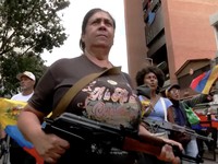 Penampakan Emak-Emak Venezuela Angkat Senjata Ikut Aksi Bela Maduro