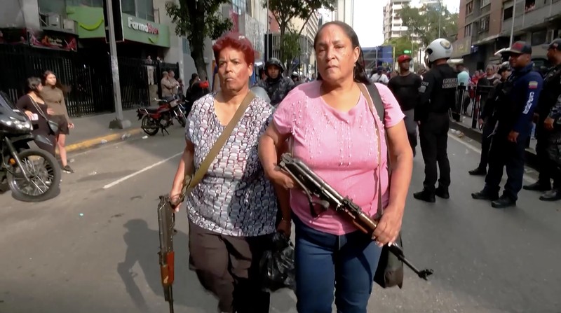 Para anggota kelompok milisi yang dikenal sebagai