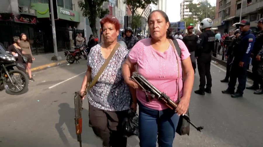 Para anggota kelompok milisi yang dikenal sebagai 