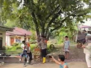 Brimob Trauma Healing Korban Bencana di Sumbar, Kembalikan Senyum Anak-anak