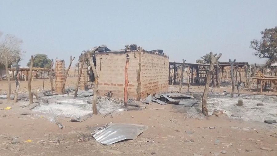 Sisa-sisa kios dan toko yang terbakar di pasar Kasuwan Daji, setelah orang-orang bersenjata menyerbu tempat itu, menjarah barang-barang makanan, dan membunuh atau menculik beberapa orang, menurut laporan polisi setempat, di desa Sukumbara, Negara Bagian Niger, Nigeria, 4 Januari 2026. (REUTERS/Stringer)