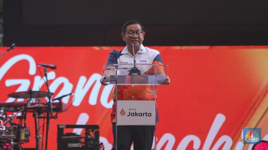 Gubernur DKI Jakarta, Pramono Anung Menyampaikan sambutan saat Grand Launching Kartu Debit Visa Bank Jakarta di Lippo Mall Kemang, Jakarta, Senin (5/1/2025). (CNBC Indonesia/Faisal Rahman)