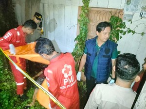 Jasad Lansia Ditemukan di Halaman Rumah Kosong Palembang, Diduga Sakit