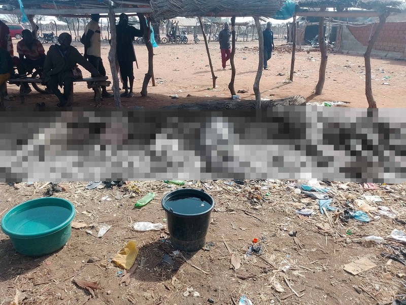 Sisa-sisa kios dan toko yang terbakar di pasar Kasuwan Daji, setelah orang-orang bersenjata menyerbu tempat itu, menjarah barang-barang makanan, dan membunuh atau menculik beberapa orang, menurut laporan polisi setempat, di desa Sukumbara, Negara Bagian Niger, Nigeria, 4 Januari 2026. (REUTERS/Stringer)