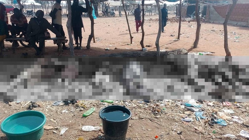 Sisa-sisa kios dan toko yang terbakar di pasar Kasuwan Daji, setelah orang-orang bersenjata menyerbu tempat itu, menjarah barang-barang makanan, dan membunuh atau menculik beberapa orang, menurut laporan polisi setempat, di desa Sukumbara, Negara Bagian Niger, Nigeria, 4 Januari 2026. (REUTERS/Stringer)