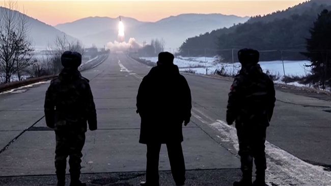 Potret Kim Jong Un Luncurkan Rudal Hipersonik, Siaga Perang Nuklir
