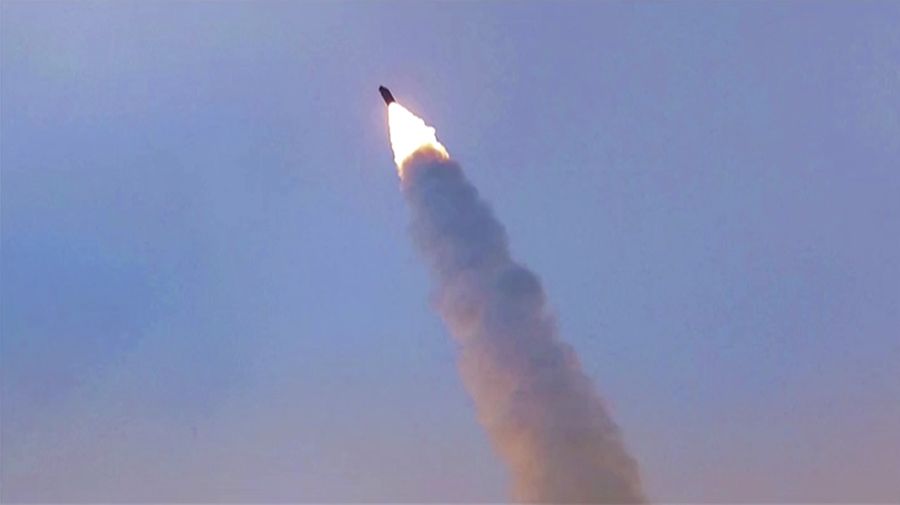 Korea Utara uji coba rudal hipersonik sejauh 1.000 km disaksikan Kim Jong Un, menegaskan penguatan daya tangkal di tengah ketegangan geopolitik global. (Tangkapan Layar Video Reuters/KRT)