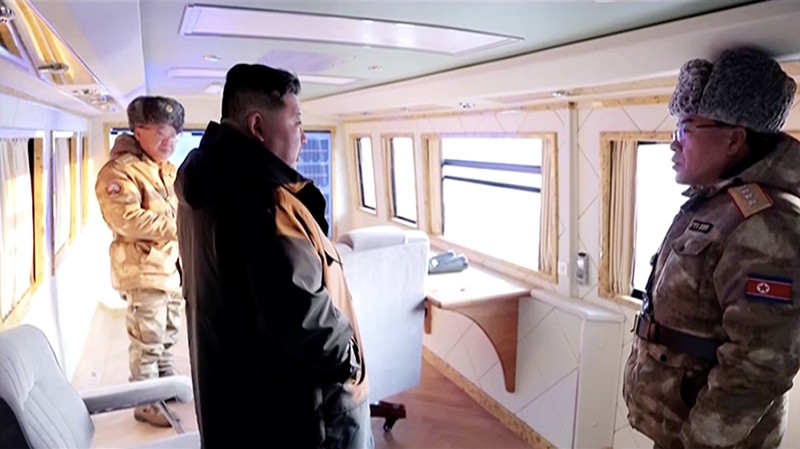 Korea Utara uji coba rudal hipersonik sejauh 1.000 km disaksikan Kim Jong Un, menegaskan penguatan daya tangkal di tengah ketegangan geopolitik global. (Tangkapan Layar Video Reuters/KRT)