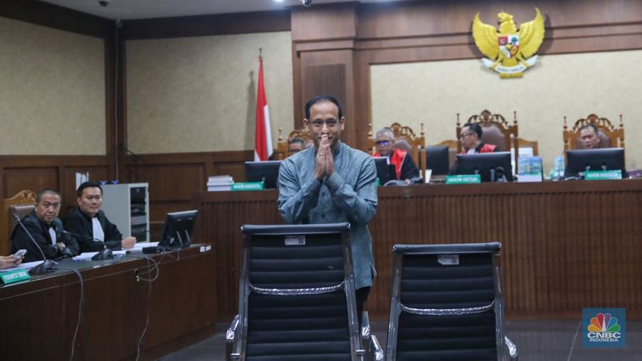 Mantan Mendikbudristek Nadiem Anwar Makarim saat menghadiri sidang pembacaan dakwaan di Pengadilan Tipikor, Jakarta, Senin (5/1/2026). (CNBC Indonesia/Faisal Rahman)