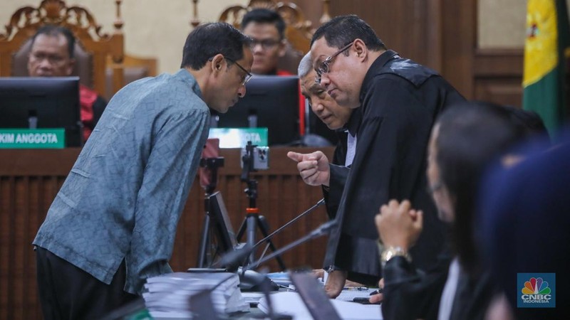 Mantan Mendikbudristek Nadiem Anwar Makarim saat menghadiri sidang pembacaan dakwaan di Pengadilan Tipikor, Jakarta, Senin (5/1/2026). (CNBC Indonesia/Faisal Rahman)