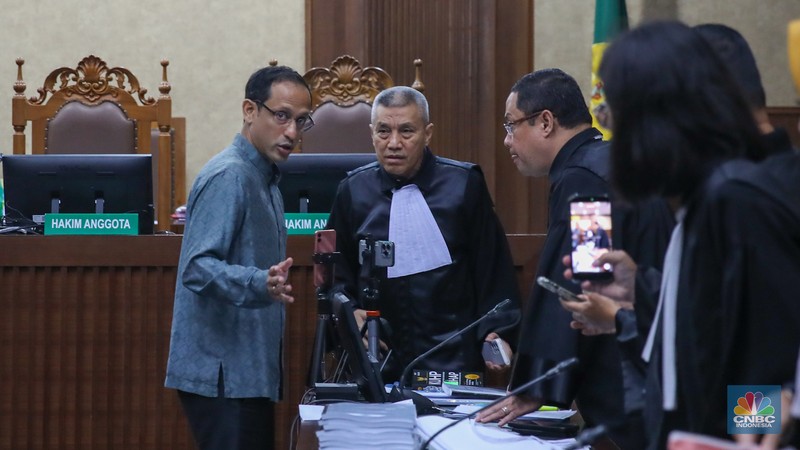 Mantan Mendikbudristek Nadiem Anwar Makarim saat menghadiri sidang pembacaan dakwaan di Pengadilan Tipikor, Jakarta, Senin (5/1/2026). (CNBC Indonesia/Faisal Rahman)