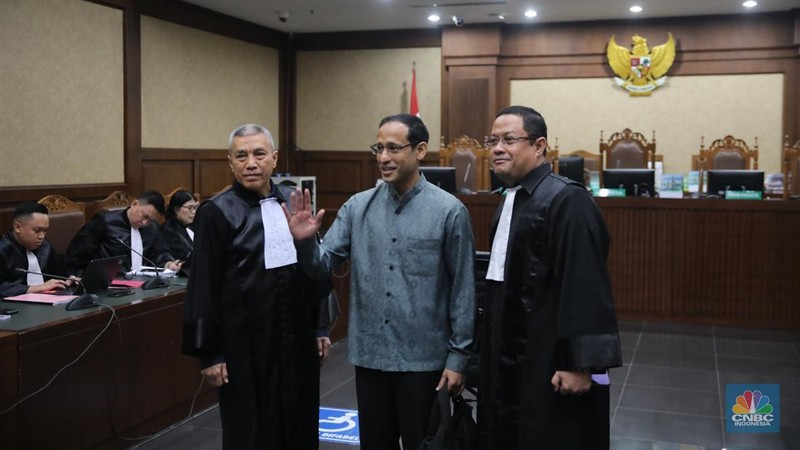 Mantan Mendikbudristek Nadiem Makarim tiba untuk menghadiri sidang pembacaan dakwaan di Pengadilan Tipikor, Jakarta, Senin (5/1/2026). (CNBC Indonesia/Faisal Rahman)