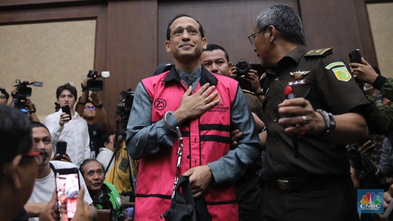 Mantan Mendikbudristek Nadiem Makarim tiba untuk menghadiri sidang pembacaan dakwaan di Pengadilan Tipikor, Jakarta, Senin (5/1/2026). (CNBC Indonesia/Faisal Rahman)