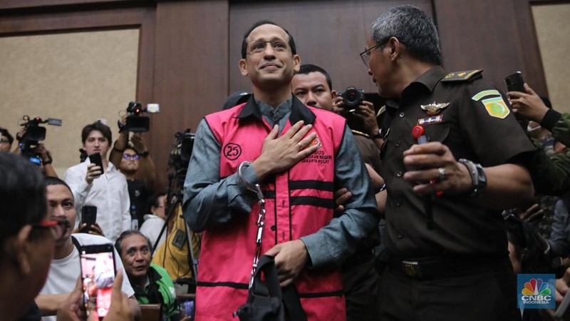 Mantan Mendikbudristek Nadiem Makarim tiba untuk menghadiri sidang pembacaan dakwaan di Pengadilan Tipikor, Jakarta, Senin (5/1/2026). (CNBC Indonesia/Faisal Rahman)