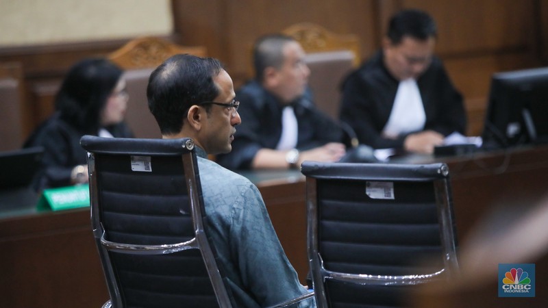 Mantan Mendikbudristek Nadiem Makarim tiba untuk menghadiri sidang pembacaan dakwaan di Pengadilan Tipikor, Jakarta, Senin (5/1/2026). (CNBC Indonesia/Faisal Rahman)