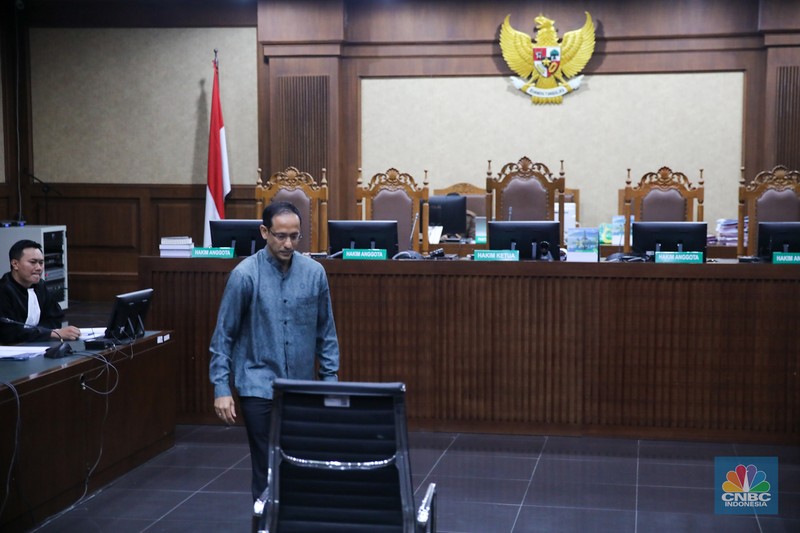 Mantan Mendikbudristek Nadiem Makarim tiba untuk menghadiri sidang pembacaan dakwaan di Pengadilan Tipikor, Jakarta, Senin (5/1/2026). (CNBC Indonesia/Faisal Rahman)
