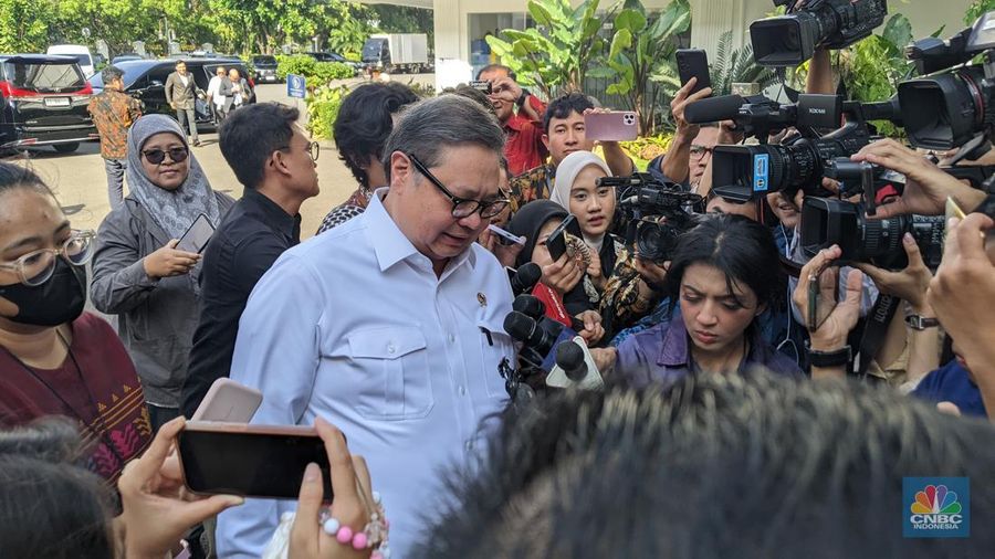 Menteri Koordinator bidang Perekonomian Arilangga Hartarto saat ditemui di Kompleks Istana Kepresidenan, Senin (5/12/2026). (CNBC Indonesia/Emir Yanwardhana)