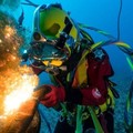 Pekerjaan sebagai welder underwater (ahli las bawah laut). (Istimewa)