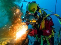 Pekerjaan sebagai welder underwater (ahli las bawah laut). (Istimewa)