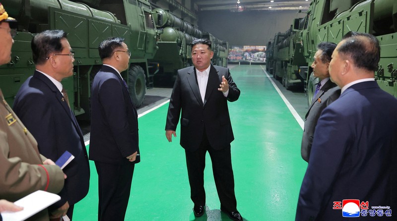 Pemimpin Korea Utara Kim Jong-Un telah mengungkapkan rencana untuk membangun pabrik amunisi baru guna memperluas kapasitas produksi rudal dan peluru. (via REUTERS/KCNA)