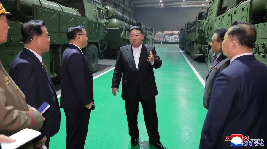 Pemimpin Korea Utara Kim Jong-Un telah mengungkapkan rencana untuk membangun pabrik amunisi baru guna memperluas kapasitas produksi rudal dan peluru. (via REUTERS/KCNA)