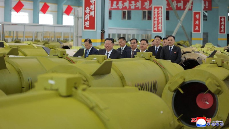 Pemimpin Korea Utara Kim Jong-Un telah mengungkapkan rencana untuk membangun pabrik amunisi baru guna memperluas kapasitas produksi rudal dan peluru. (via REUTERS/KCNA)