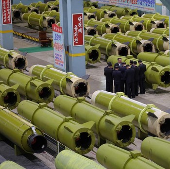 Potret Kim Jong Un di Tengah Rudal, Korut Siap Perang Nuklir