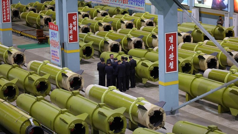 Pemimpin Korea Utara Kim Jong-Un telah mengungkapkan rencana untuk membangun pabrik amunisi baru guna memperluas kapasitas produksi rudal dan peluru. (via REUTERS/KCNA)