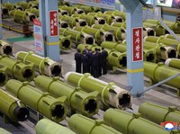 Potret Kim Jong Un di Tengah Rudal, Korut Siap Perang Nuklir