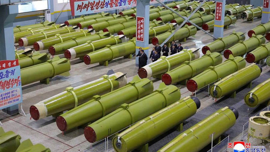 Pemimpin Korea Utara Kim Jong-Un telah mengungkapkan rencana untuk membangun pabrik amunisi baru guna memperluas kapasitas produksi rudal dan peluru. (via REUTERS/KCNA)