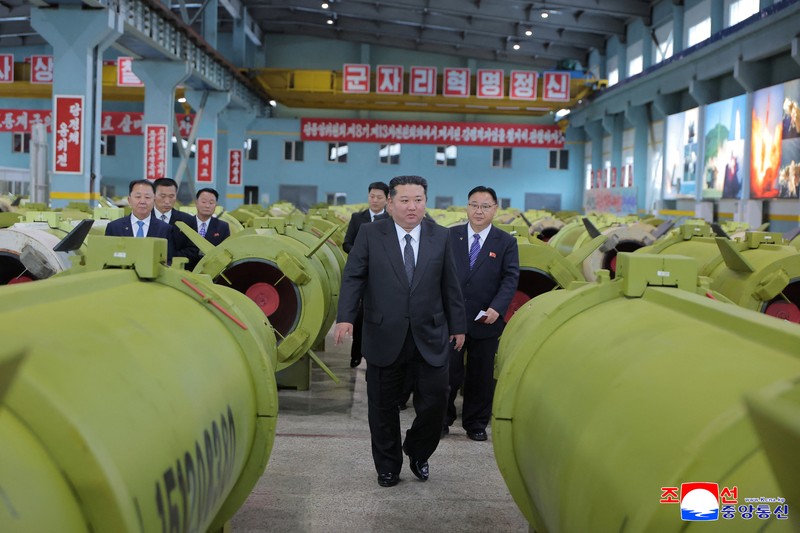 Pemimpin Korea Utara Kim Jong-Un telah mengungkapkan rencana untuk membangun pabrik amunisi baru guna memperluas kapasitas produksi rudal dan peluru. (via REUTERS/KCNA)