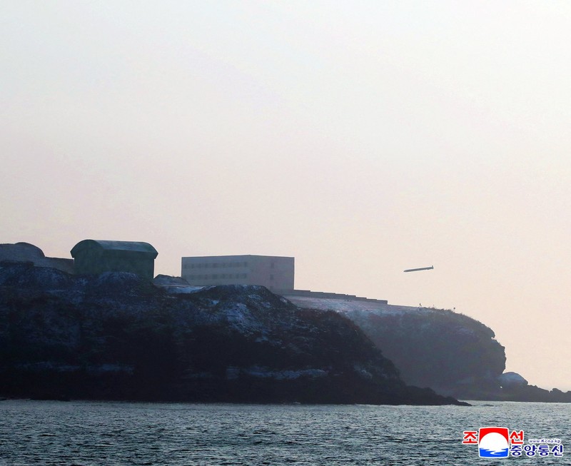 Pemimpin Korea Utara Kim Jong-Un telah mengungkapkan rencana untuk membangun pabrik amunisi baru guna memperluas kapasitas produksi rudal dan peluru. (via REUTERS/KCNA)