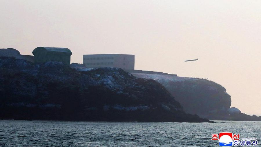 Pemimpin Korea Utara Kim Jong-Un telah mengungkapkan rencana untuk membangun pabrik amunisi baru guna memperluas kapasitas produksi rudal dan peluru. (via REUTERS/KCNA)