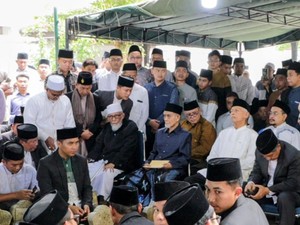 Abu Bakar Baasyir Hadiri Pemakaman Prof Amal Fathullah Zarkasyi di Gontor