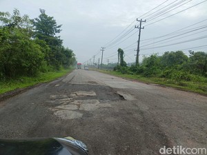 Jalan Palembang-TAA Dikeluhkan Warga karena Rusak dan Berlubang