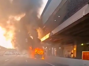 Video Bus Rombongan Peziarah Terbakar di Tol Japek, 34 Orang Dievakuasi