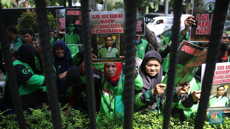 Sejumlah pengendara ojol melakukan aksi unjuk rasa di depan Pengadilan Tipikor, Jakarta, Senin (5/1/2026). Massa aksi datang mengenakan jaket identitas profesi itu datang sebagai bentuk dukungan moral terhadap Nadiem Makarim jelang sidang perdana kasus dugaan korupsi pengadaan Chromebook di lingkungan pendidikan. (CNBC Indonesia/Faisal Rahman)