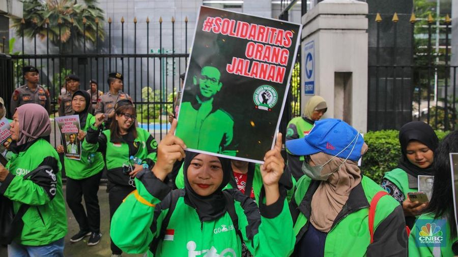 Sejumlah pengendara ojol melakukan aksi unjuk rasa di depan Pengadilan Tipikor, Jakarta, Senin (5/1/2026). Massa aksi datang mengenakan jaket identitas profesi itu datang sebagai bentuk dukungan moral terhadap Nadiem Makarim jelang sidang perdana kasus dugaan korupsi pengadaan Chromebook di lingkungan pendidikan. (CNBC Indonesia/Faisal Rahman)